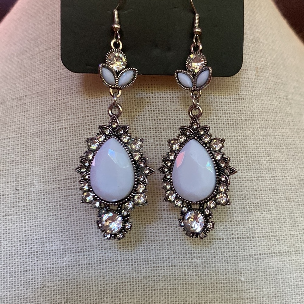 New 🤍 White Rhinestone Silver Earrings
